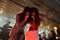 左から鏡るびい、泉茉里。（撮影：橋本塁）