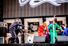 氣志團をステージから追い出す10-FEET。（撮影：青木カズロー）