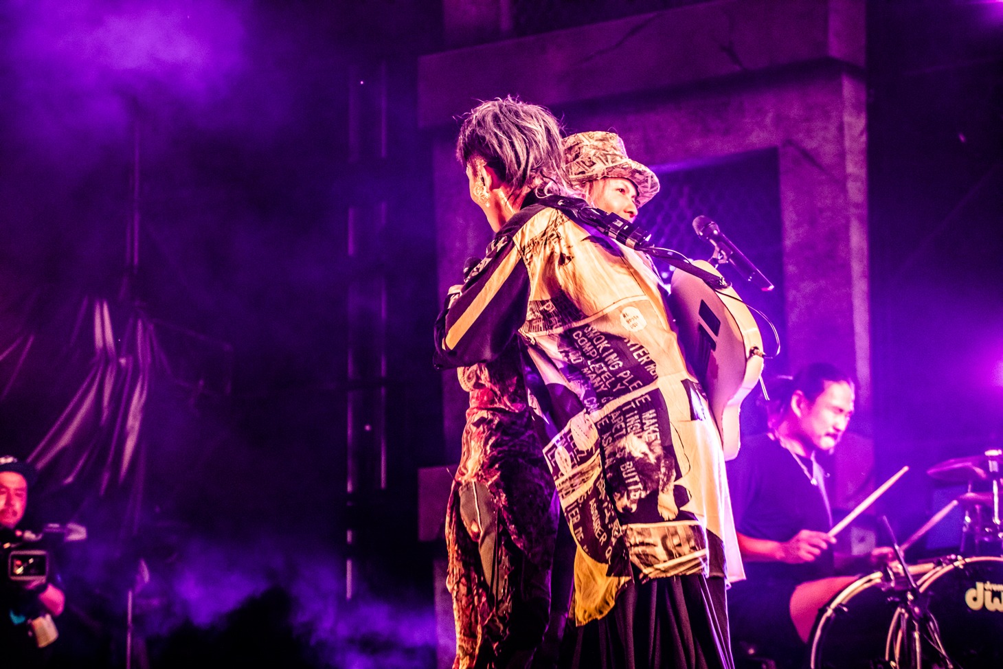 ハグを交わすMIYAVIとHYDE。（撮影：青木カズロー）