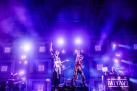 左からMIYAVI、HYDE。（撮影：青木カズロー）