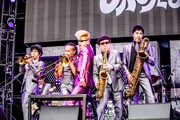 綾小路翔（中央 / 氣志團）と東京スカパラダイスオーケストラ。（撮影：青木カズロー）
