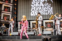 綾小路翔（中央 / 氣志團）と東京スカパラダイスオーケストラ。（撮影：青木カズロー）