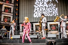 綾小路翔（中央 / 氣志團）と東京スカパラダイスオーケストラ。（撮影：青木カズロー）