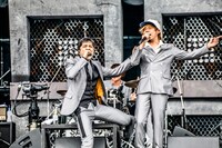 左から谷中敦（東京スカパラダイスオーケストラ）、TAKUMA（10-FEET）。（撮影：青木カズロー）