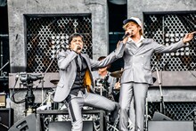 左から谷中敦（東京スカパラダイスオーケストラ）、TAKUMA（10-FEET）。（撮影：青木カズロー）