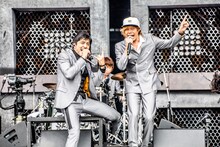 左から谷中敦（東京スカパラダイスオーケストラ）、TAKUMA（10-FEET）。（撮影：青木カズロー）