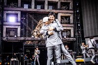 ハグを交わす谷中敦（東京スカパラダイスオーケストラ）とTAKUMA（10-FEET）。（撮影：青木カズロー）