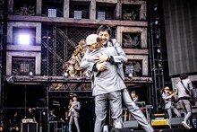 ハグを交わす谷中敦（東京スカパラダイスオーケストラ）とTAKUMA（10-FEET）。（撮影：青木カズロー）