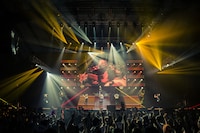 「WE ▼ NAMIE HANABI SHOW 前夜祭」より安室奈美恵のライブの様子。