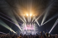 「WE ▼ NAMIE HANABI SHOW 前夜祭」より安室奈美恵のライブの様子。