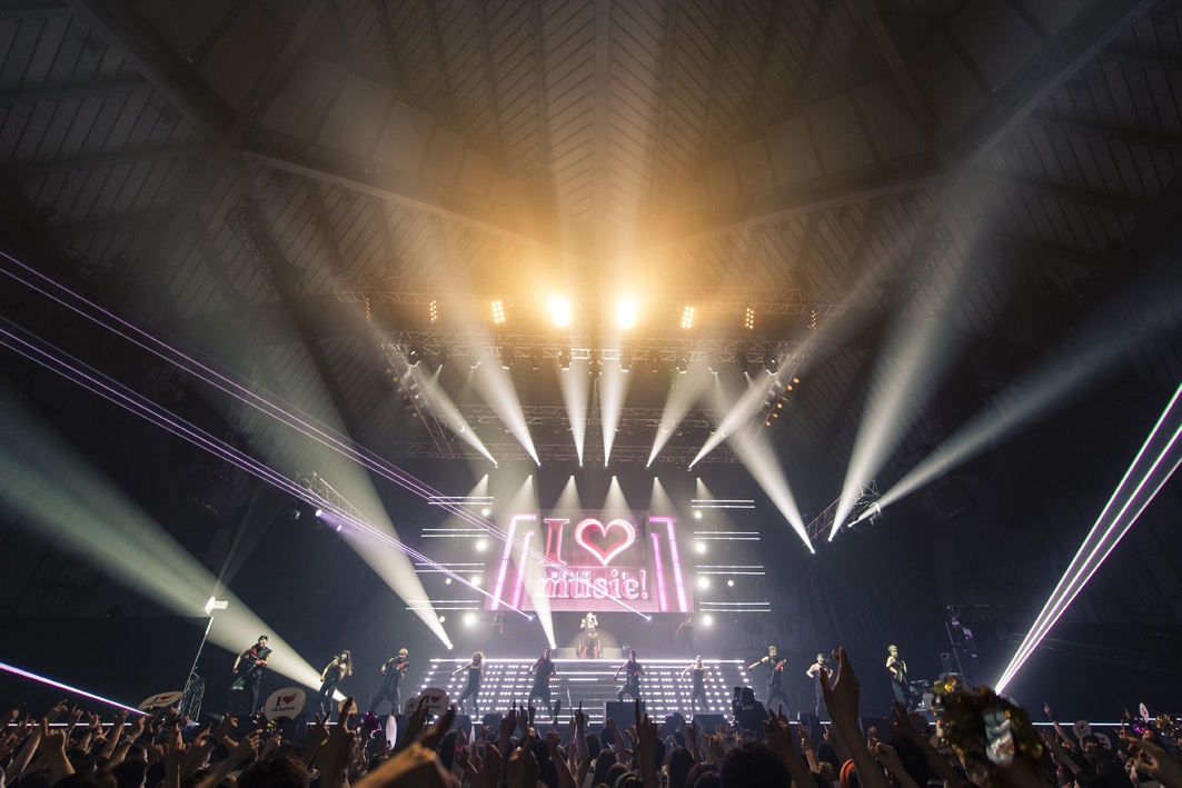 「WE ▼ NAMIE HANABI SHOW 前夜祭」より安室奈美恵のライブの様子。