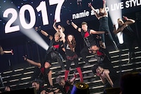 「WE ▼ NAMIE HANABI SHOW 前夜祭」より安室奈美恵のライブの様子。