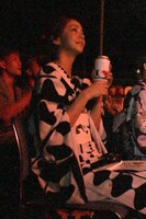 花火を見上げる安室奈美恵。