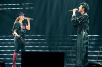 安室奈美恵と平井堅。