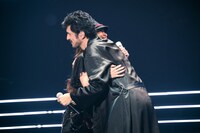 抱き合う安室奈美恵と平井堅。