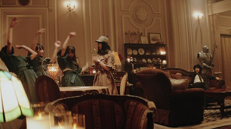 ロッテ「クランキー」CM「名探偵ねるの事件簿～怪盗クランキーからの挑戦状～中級解答」編のワンシーン。