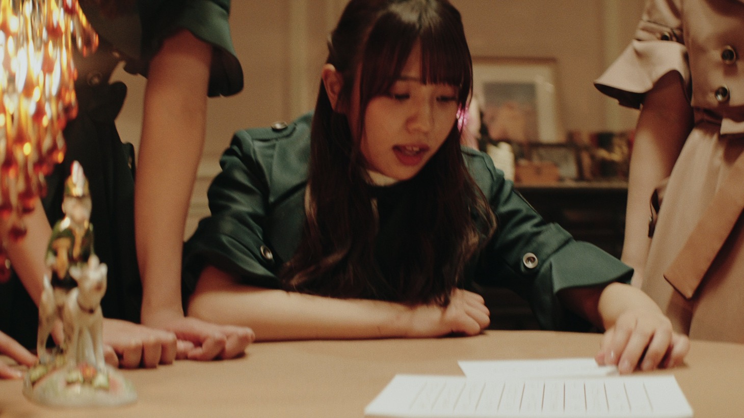 ロッテ「クランキー」CM「名探偵ねるの事件簿～怪盗クランキーからの挑戦状～中級解答」編のワンシーン。