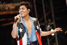 「走れ正直者」を歌う森山直太朗。（撮影：上山陽介）