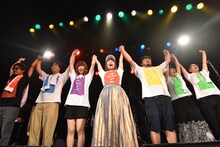 Up and Coming、Smooth Aceと手をつないで挨拶する脇田もなり（中央）。