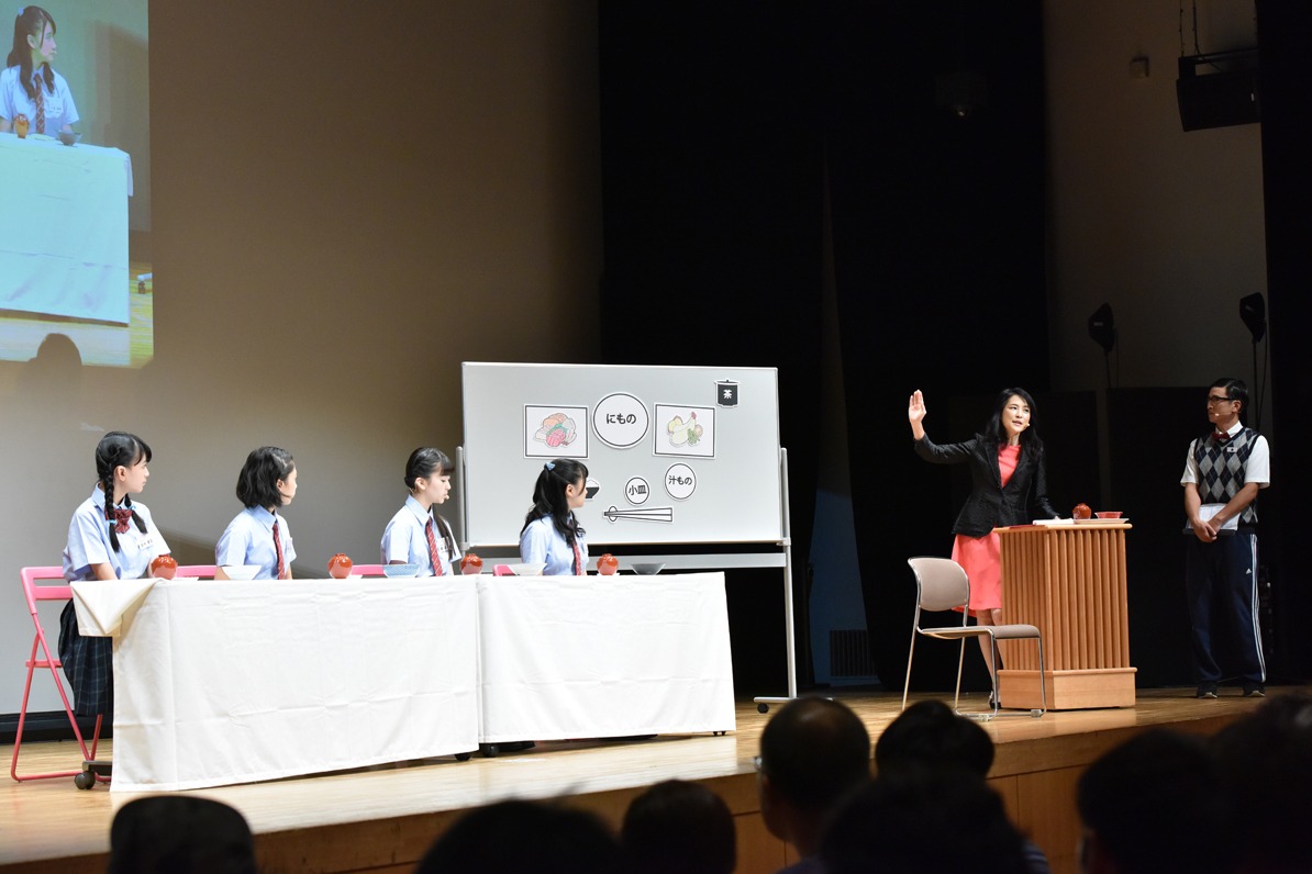 和食のテーブルマナーを学ぶ田中美空、野中ここな、森萌々穂、日高麻鈴。