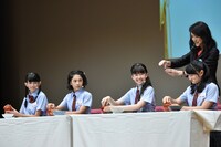 お椀の蓋の空け方を習う田中美空、野中ここな、森萌々穂、日高麻鈴。