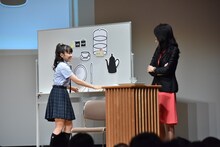 3段トレーの使い方を学ぶ藤平華乃。