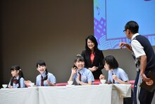 カップの混ぜ方ではなくスプーンを置く位置が重要だったと知り驚く野崎結愛、白鳥沙南、藤平華乃、新谷ゆづみ。