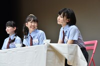 呆然とする新谷ゆづみ（右）。