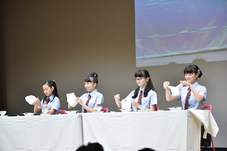 ナフキンを広げる八木美樹、有友緒心、吉田爽葉香、麻生真彩。