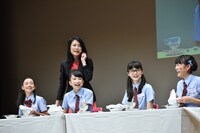 左から八木美樹、諏内えみ、有友緒心、吉田爽葉香、麻生真彩。