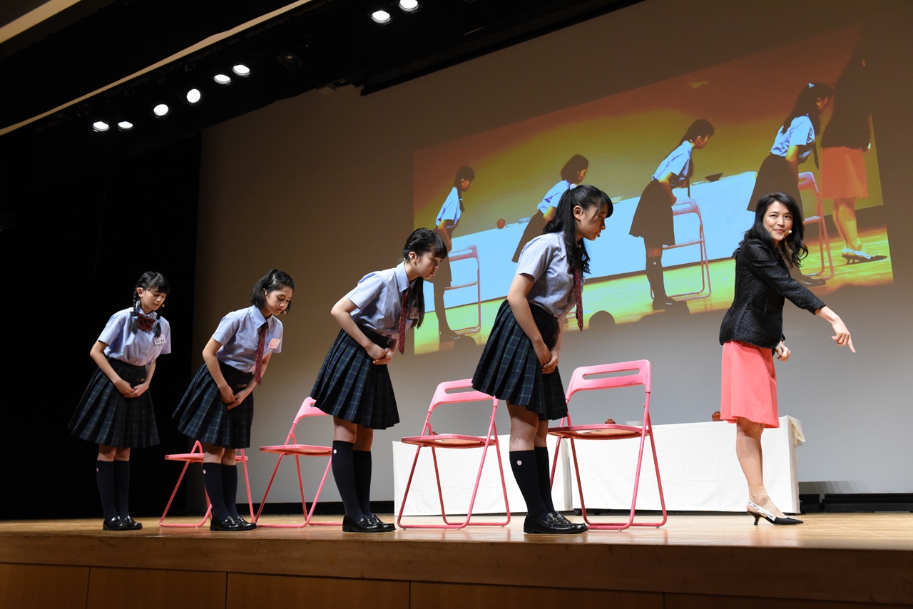 敬礼の仕方を習う田中美空、野中ここな、森萌々穂、日高麻鈴。