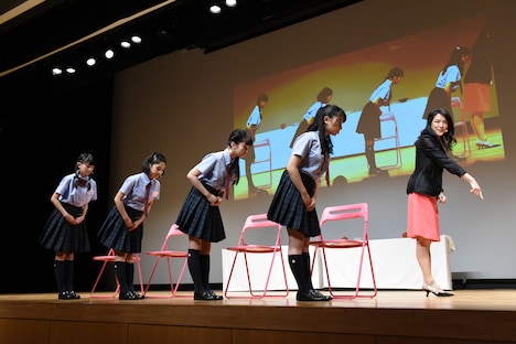 敬礼の仕方を習う田中美空、野中ここな、森萌々穂、日高麻鈴。