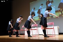 敬礼の仕方を習う野崎結愛、白鳥沙南、藤平華乃、新谷ゆづみ。