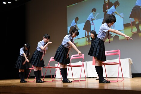 敬礼の仕方を習う野崎結愛、白鳥沙南、藤平華乃、新谷ゆづみ。