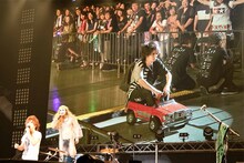 ゴールデンボンバーのライブの様子。(c)テレビ朝日ドリームフェスティバル2018（撮影：岸田哲平）