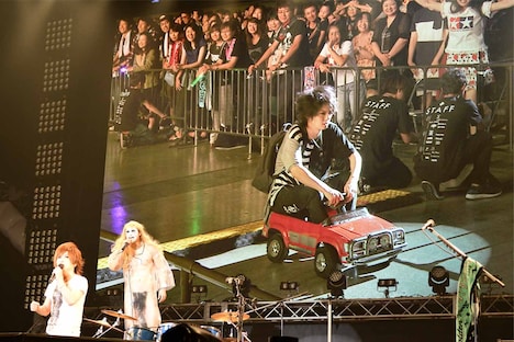 ゴールデンボンバーのライブの様子。(c)テレビ朝日ドリームフェスティバル2018（撮影：岸田哲平）
