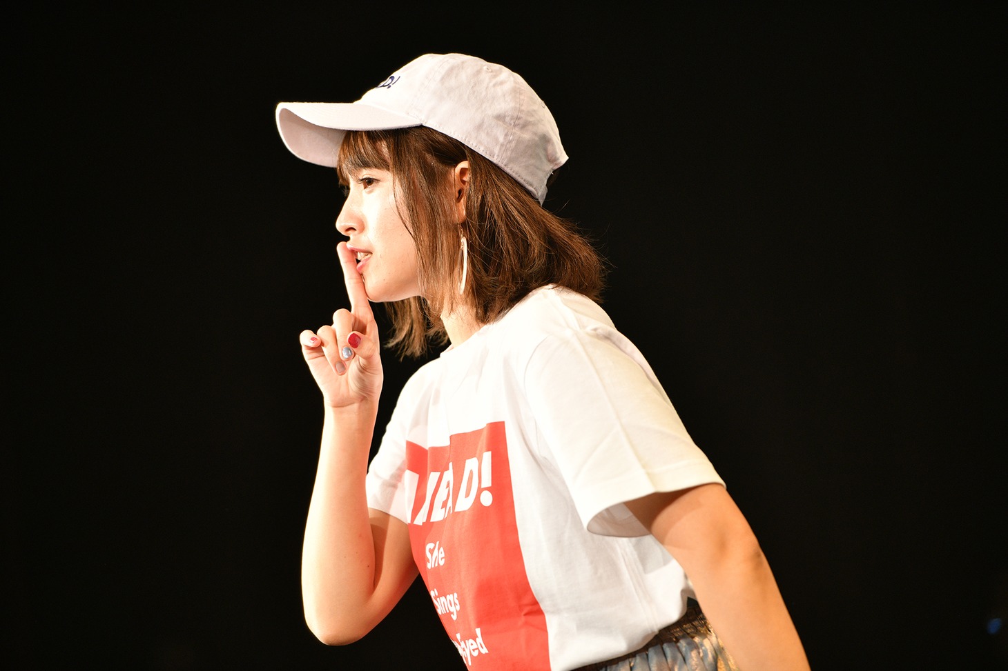 観客に声援を止めるよう促す脇田もなり。