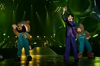 平井堅のステージの様子。 (c)テレビ朝日ドリームフェスティバル2018（撮影：岸田哲平）