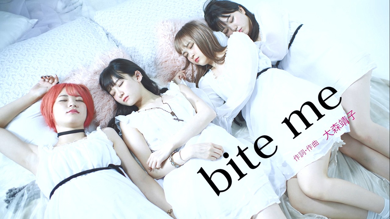 LADYBABY「bite me」ミュージックビデオのワンシーン。