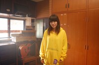 自宅でMV撮影をする大城美友。