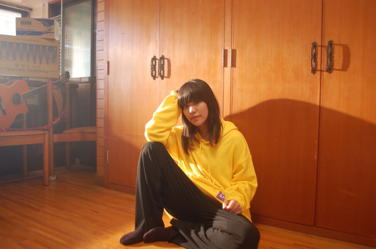 自宅でMV撮影をする大城美友。