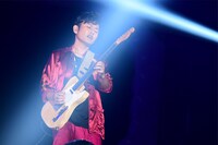 新藤晴一（G / ポルノグラフィティ） (c)テレビ朝日ドリームフェスティバル2018（撮影：岸田哲平）