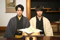 お月見をするユースケとタカシ。