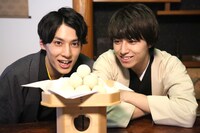 お月見をするユースケとタカシ。