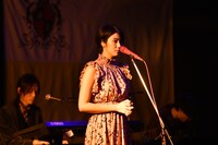 井上薫（左）のピアノとストリングスの音色に乗せて「間違いだらけの神様」を歌う清浦夏実（右）。