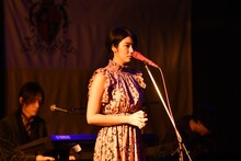 井上薫（左）のピアノとストリングスの音色に乗せて「間違いだらけの神様」を歌う清浦夏実（右）。