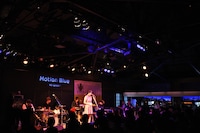 「間違いだらけの神様」を初披露するTWEEDEES。