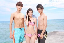 左から岐洲匠、田辺桃子、神尾楓珠。(c)八寿子・小学館/フジテレビ