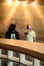 スガナミユウ（手前）とSTRUGGLE FOR PRIDEの今里（奥）。