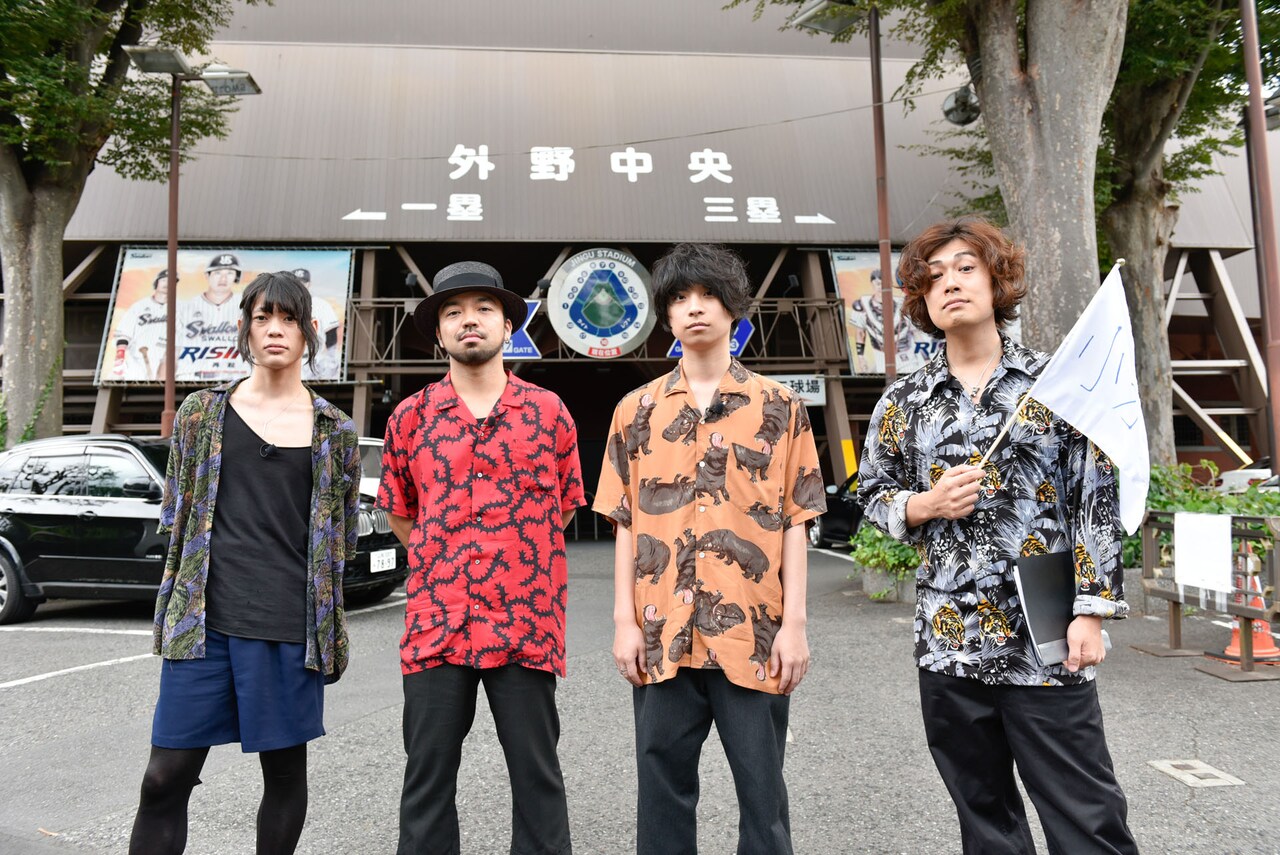 クリープハイプのメンバーが“泣きたくなるほど忙しい”尾崎世界観を癒す